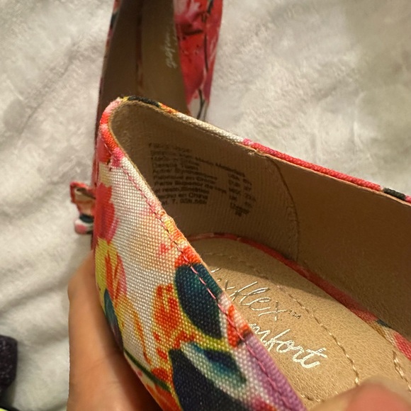 Dexflex comfort 6.5 floral peep toe wedge. Excellent condition. - Picture 7 of 7